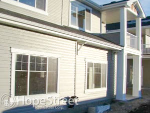 Great 2 Bedroom Townhouse in Cougar Ridge