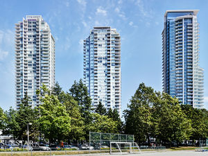 Metrotown Brand New 2 Bed 2 Bath 763sf Condo w/ Balcony & Views @ MET 2
