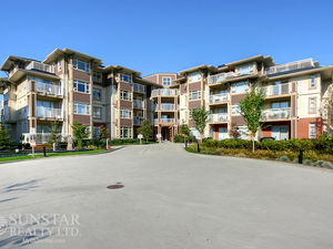 Metrotown 1 Bed + Den 1 Bath Condo w/ Balcony by Skytrain @ Cadence