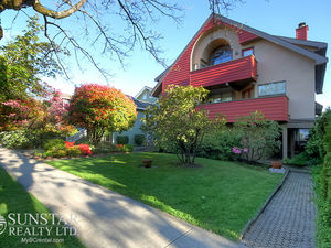 Kitsilano 3 Level 3 Bed + Loft 2.5 Bath 1500sf Triplex Townhouse