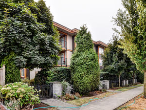 Metrotown 3 Bed 2 Bath Condo w/ Cork Floors & 2 Parking Stalls @ Luna