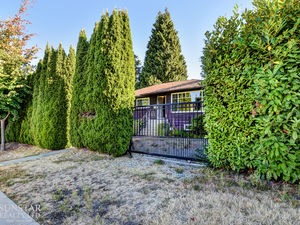 Buckingham Heights 4 Bed Family Home w/ Sundeck & Fenced Backyard