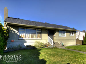 Arbutus 4 Bed + Den 2 Bath 2 Level Whole House w/ Fireplace & Yard