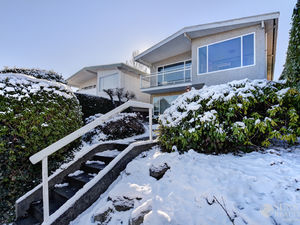 Point Grey Kitsilano Spacious & Bright 2 Bedroom Garden Suite