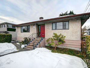 Edmonds 3 Bedroom 1 Bathroom 2 Level Family House w/ Yards