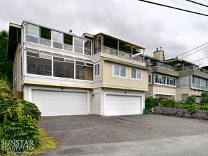 Dundarave 1/2 Duplex w/ 2 Beds 2.5 Baths 3 Levels & Water Views