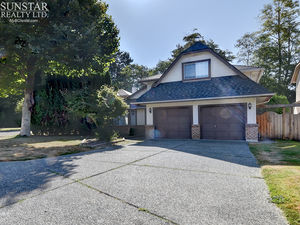 Brookside 3 Bed + Flex 2.5 Bath 2 Level Home w/ Huge Backyard